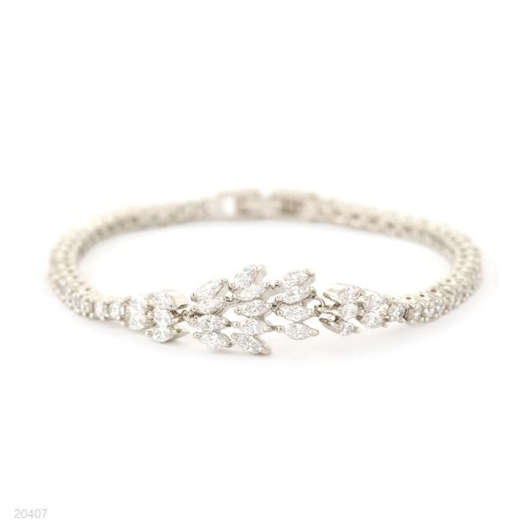 FEMININE THIN SILVER LEAF BRACELET